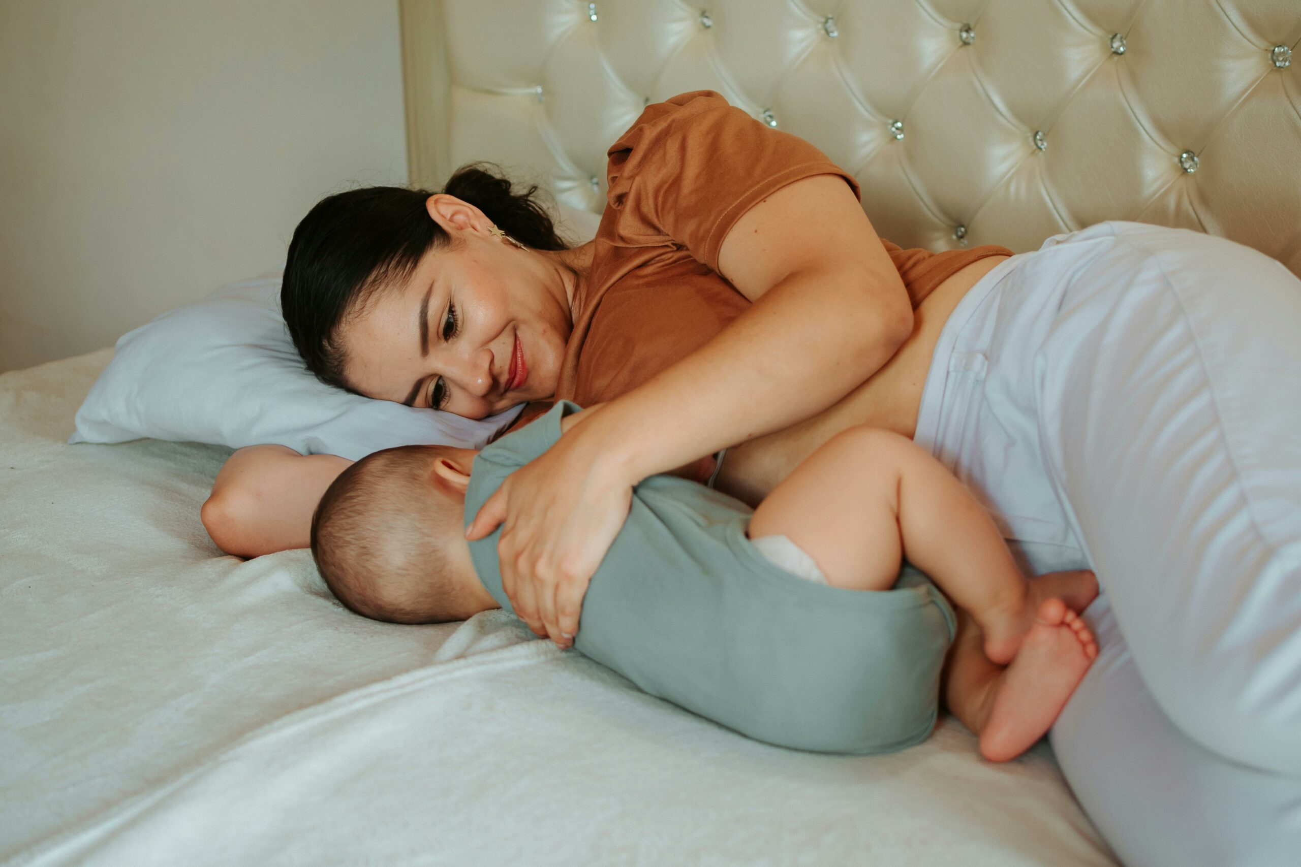 Un bébé dort près de sa maman
