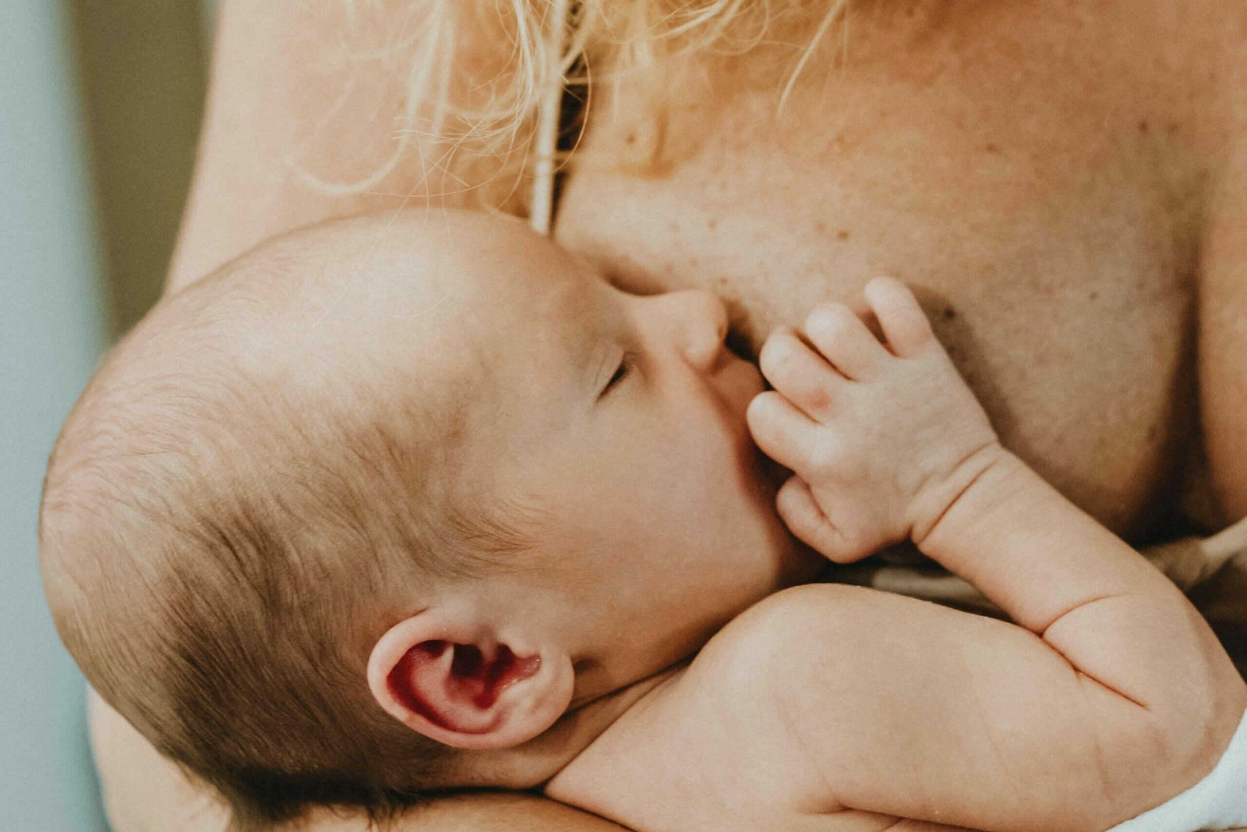 Une mère qui allaitte son enfant