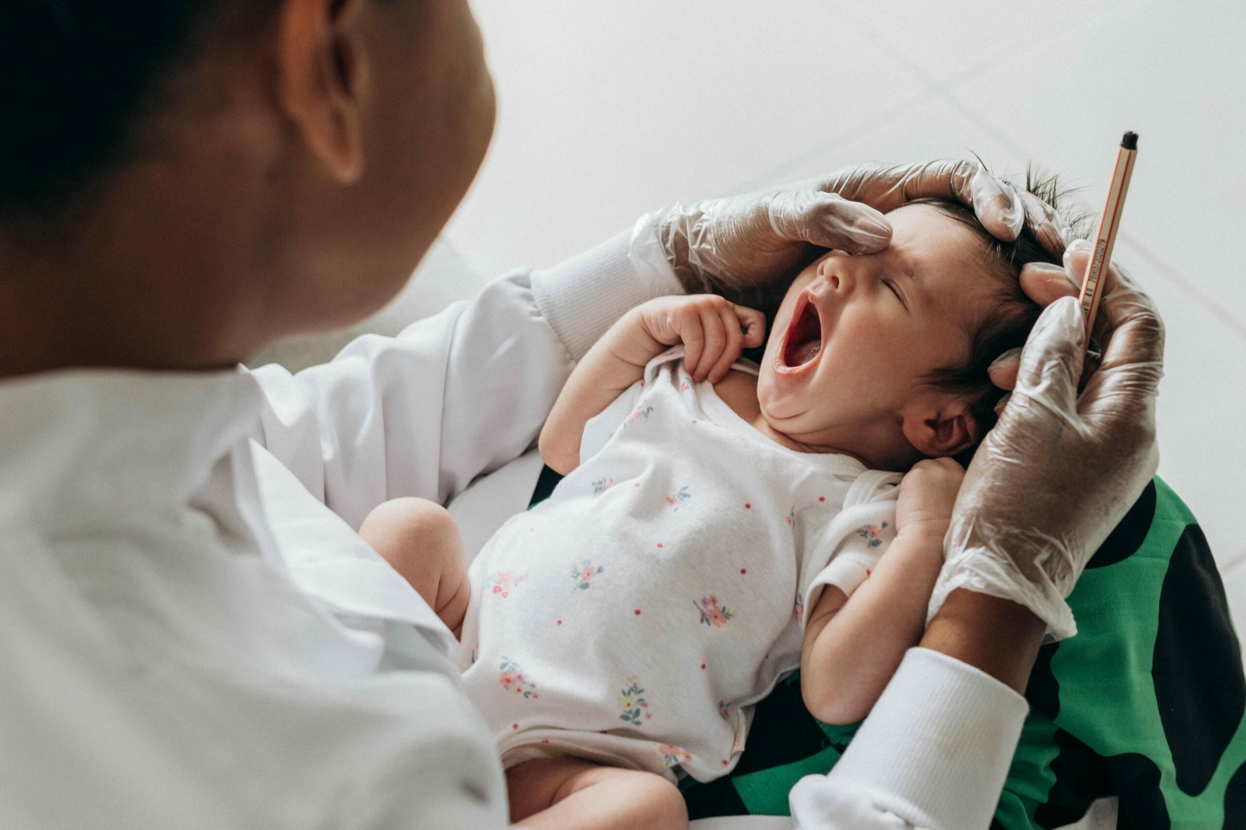 Un enfant qui ouvre sa bouche