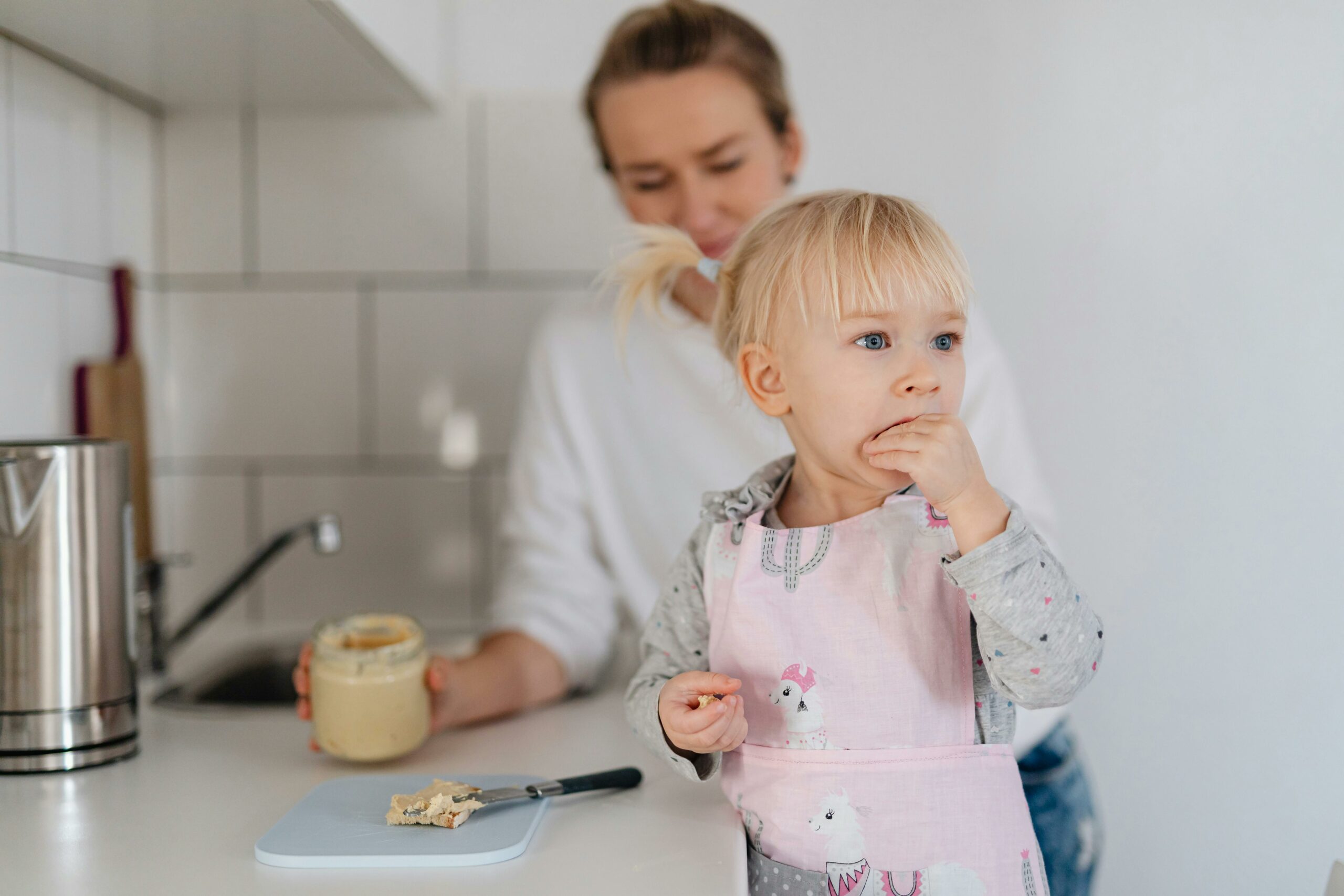 Un enfant qui mange avec sa mère dans la cuisine