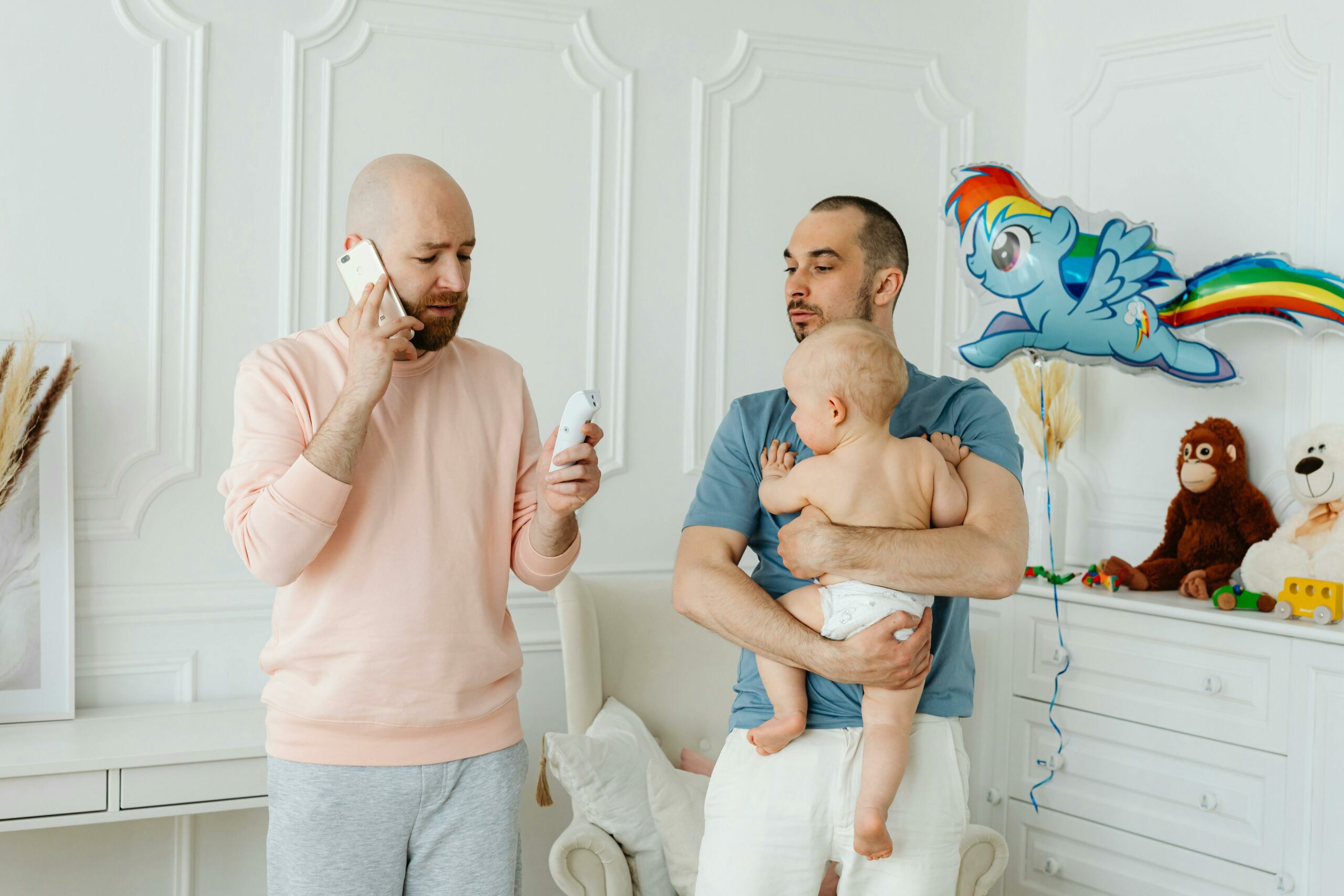 enfant avec deux hommes