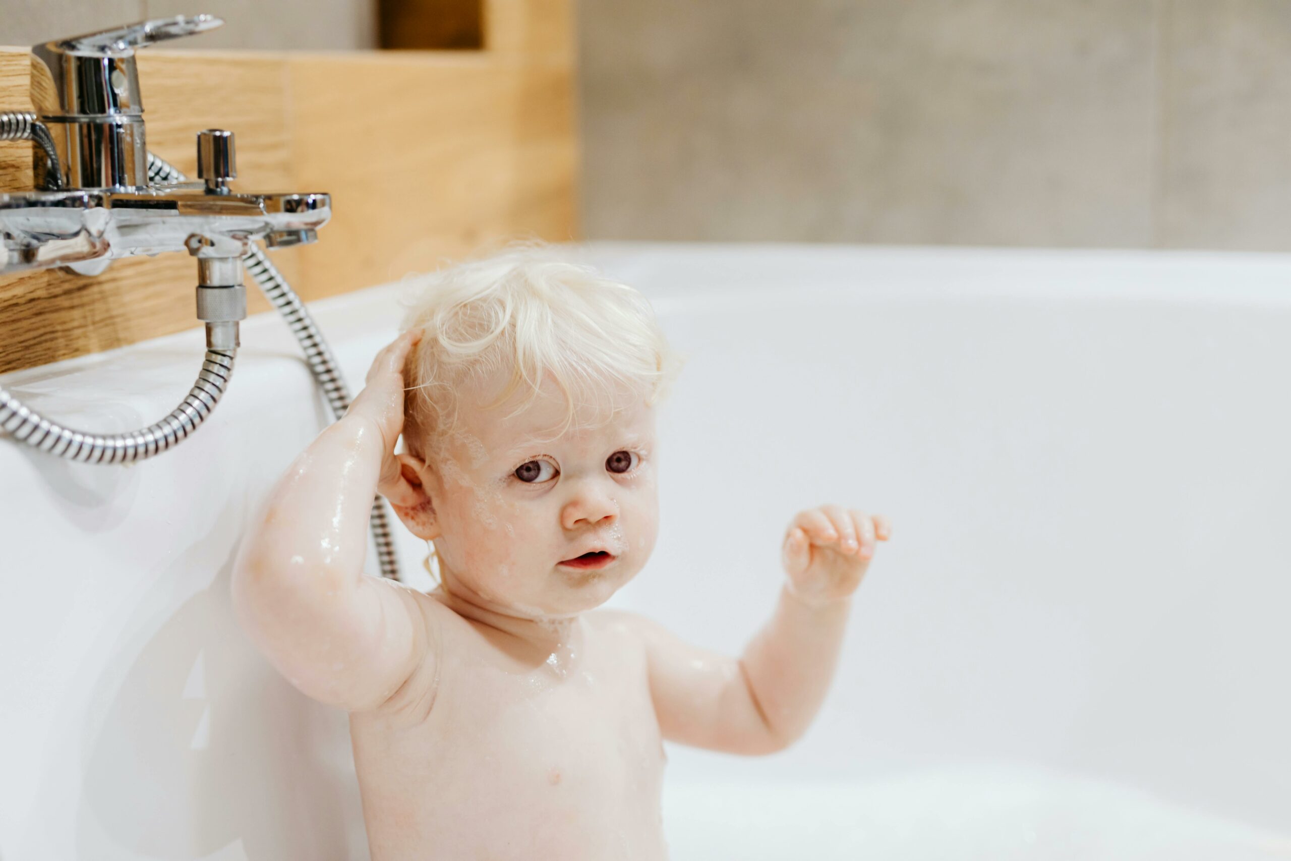 Un enfant prénant un bain