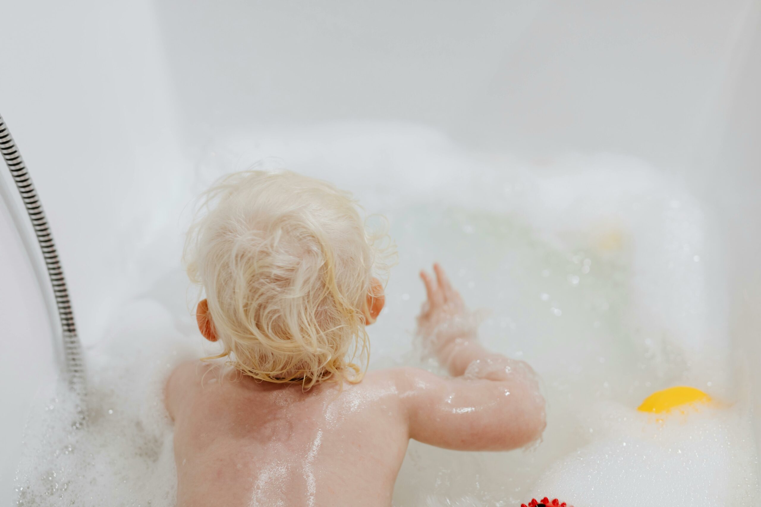 un enfant prend un bain