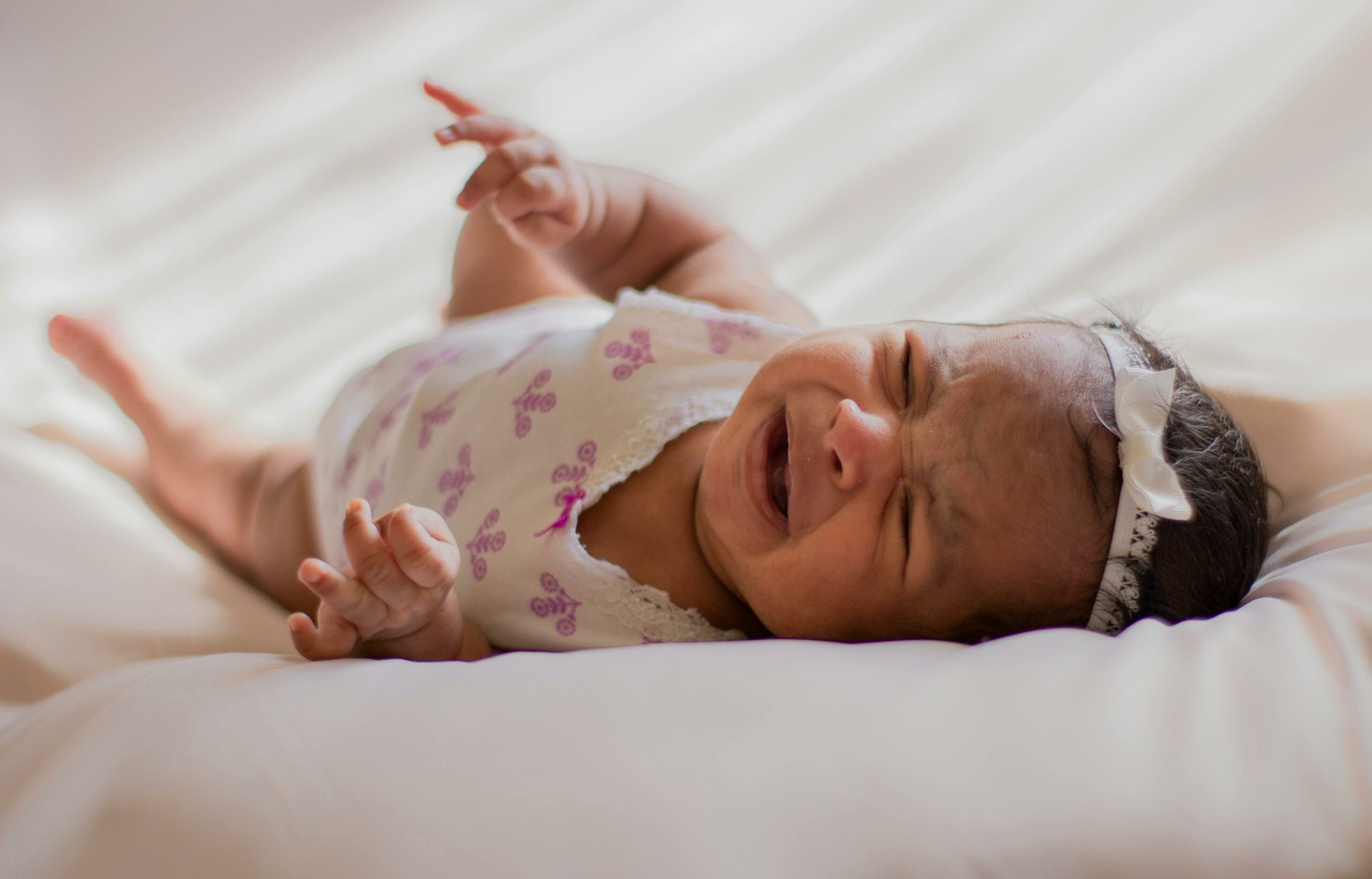 un bébé qui pleure
