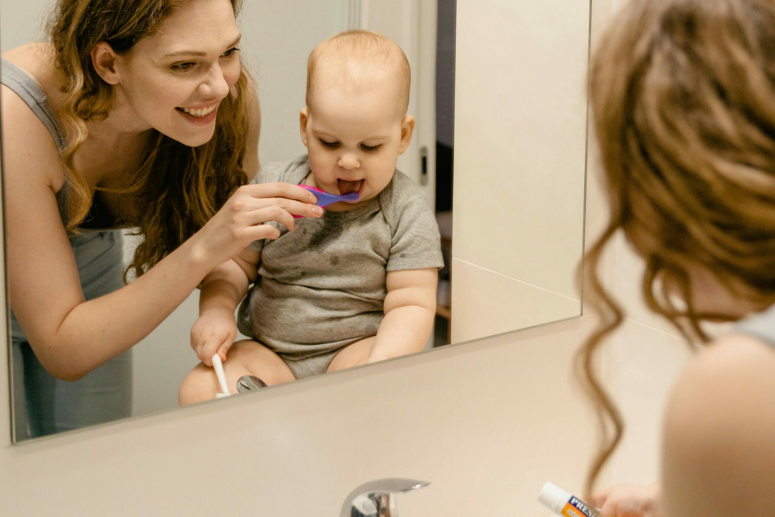 l'enfant brosse les dents