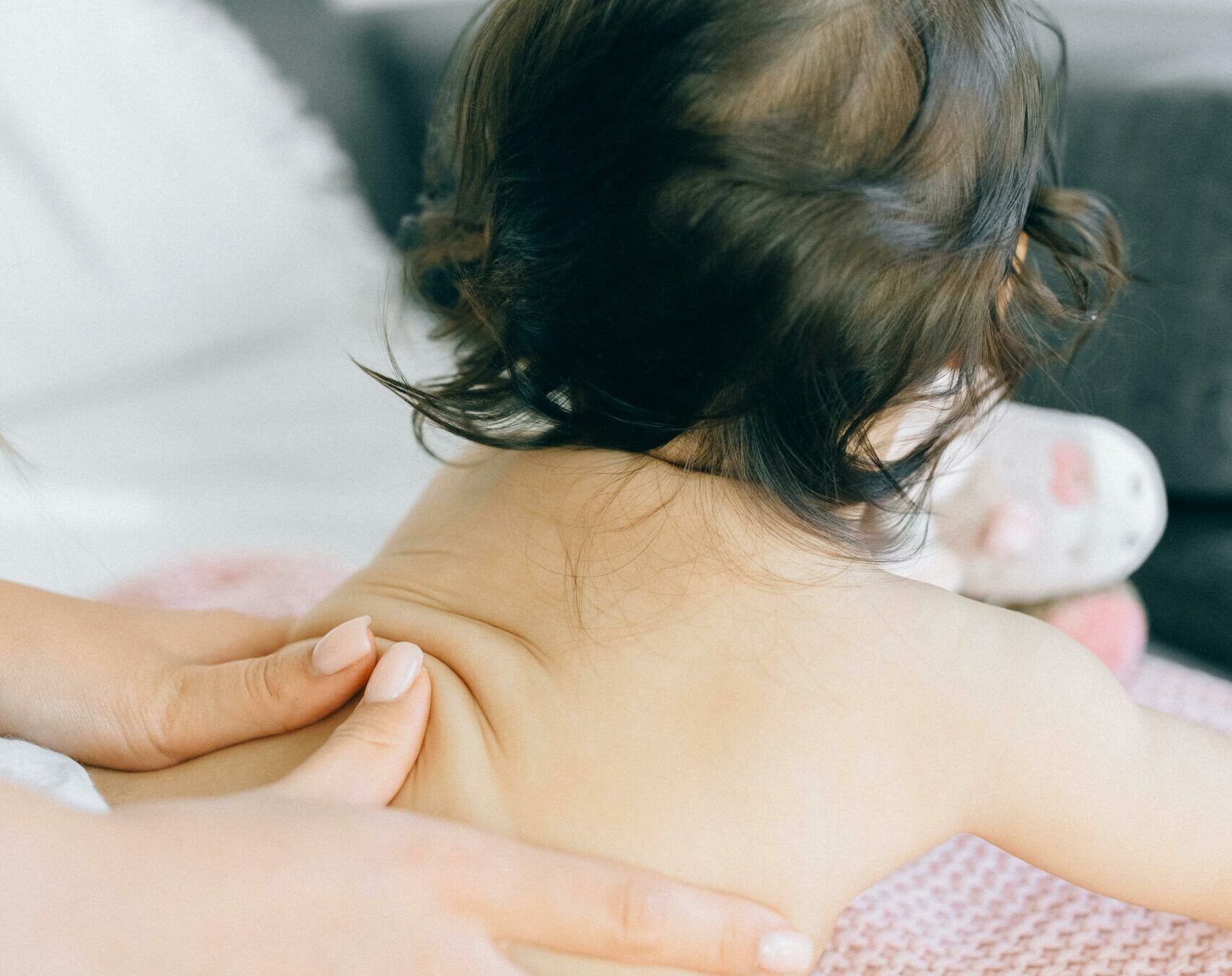 massage au dos d'enfant
