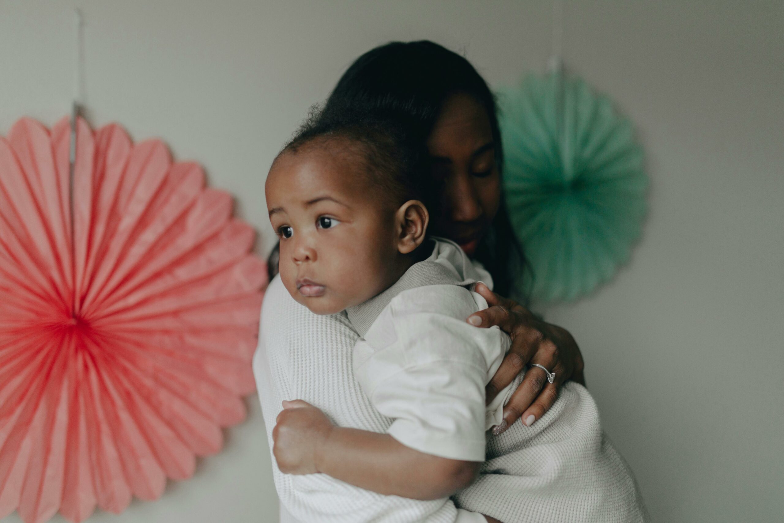 Un enfant sur les épaules de sa mère