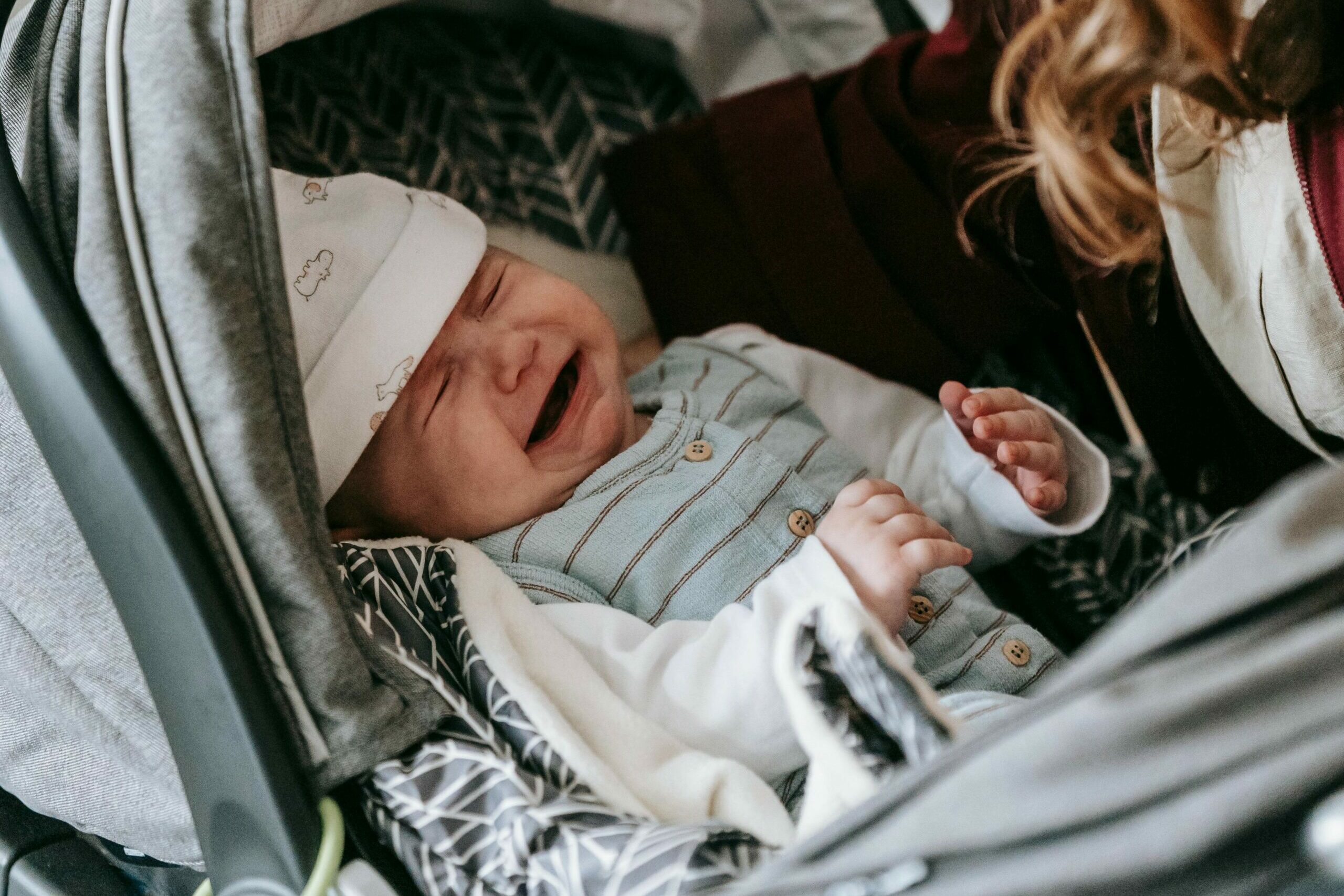 enfant qui pleurre dans un pousse pousse