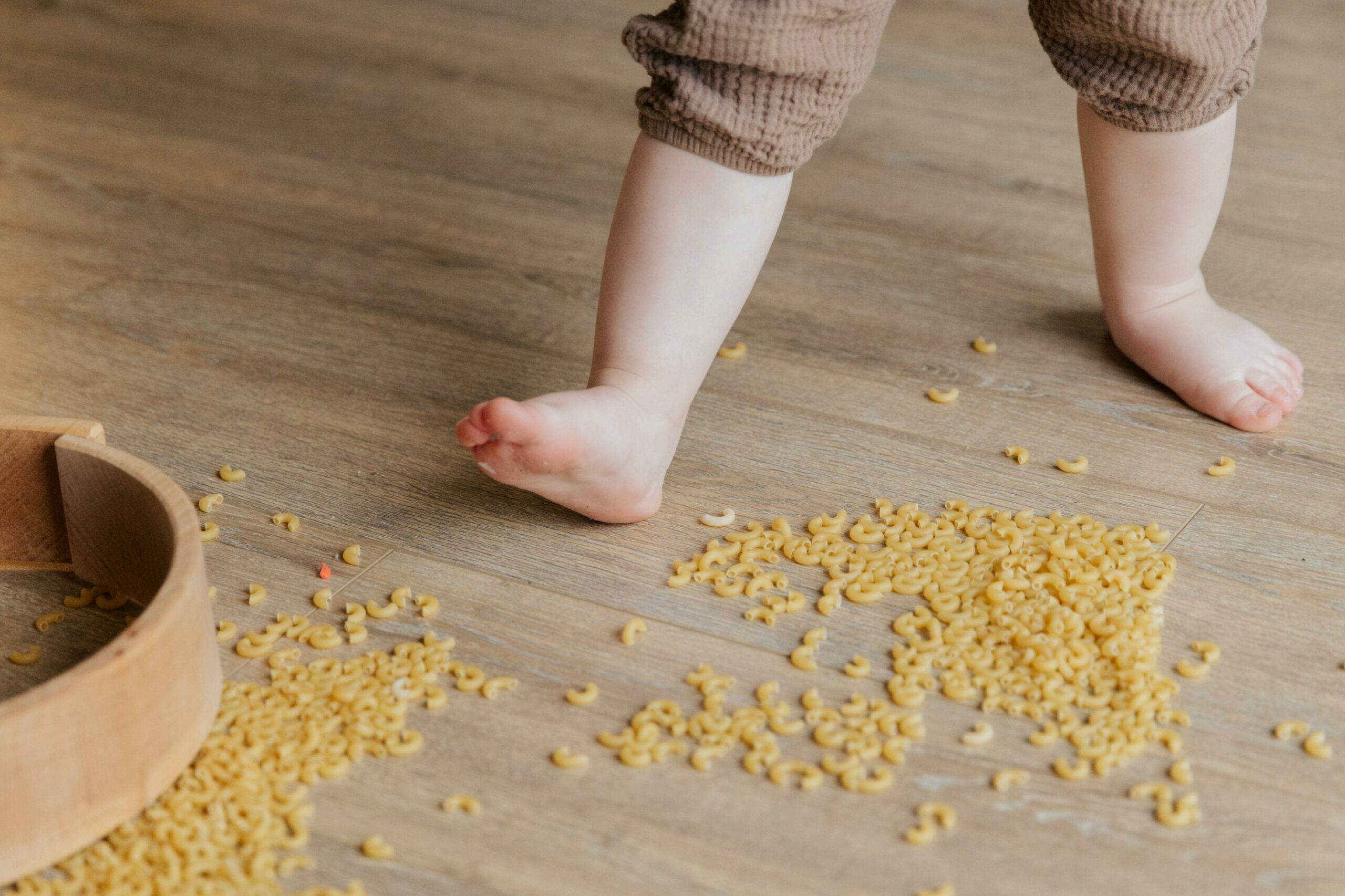 les pieds d'un enfant nues