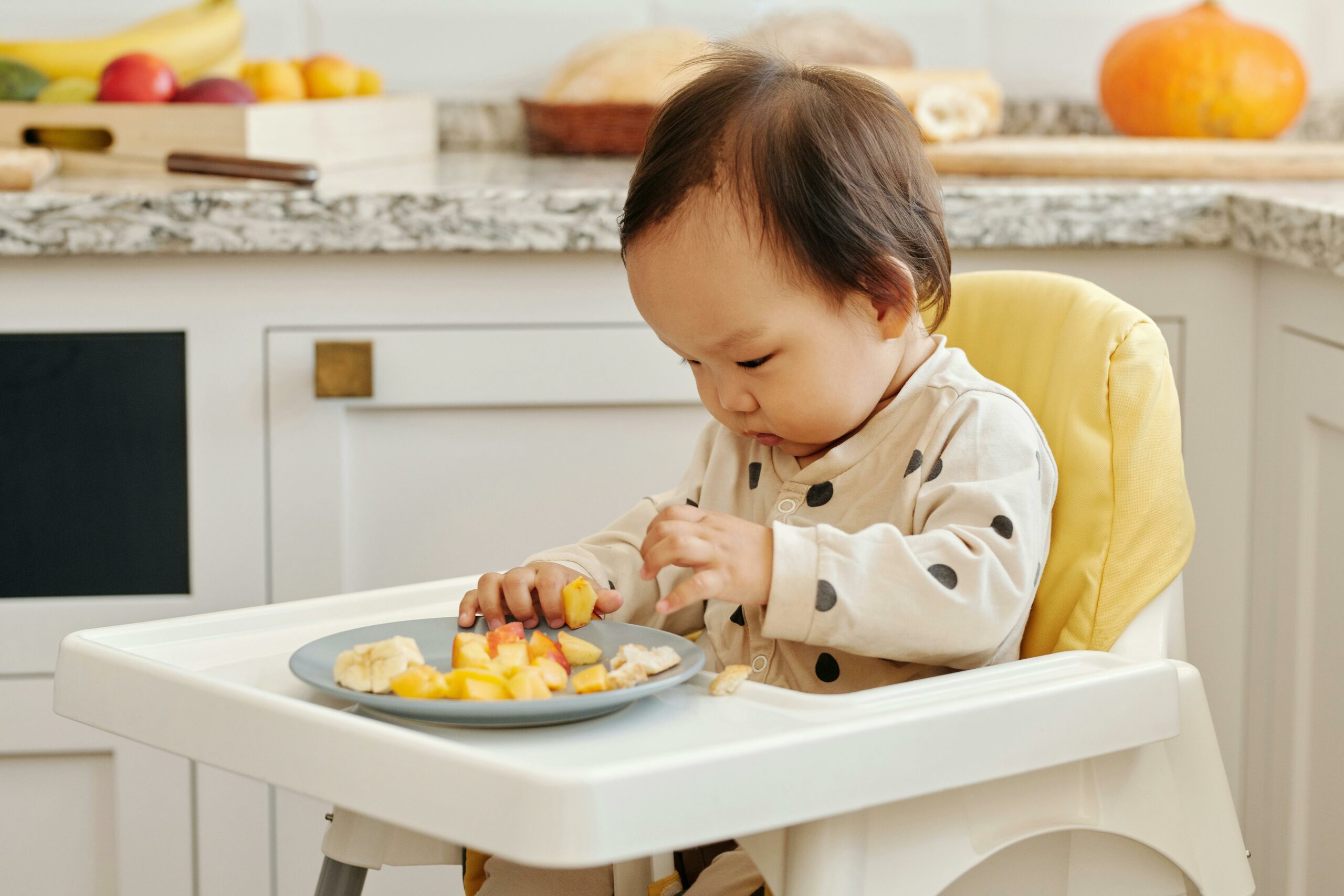 un enfant mange seul