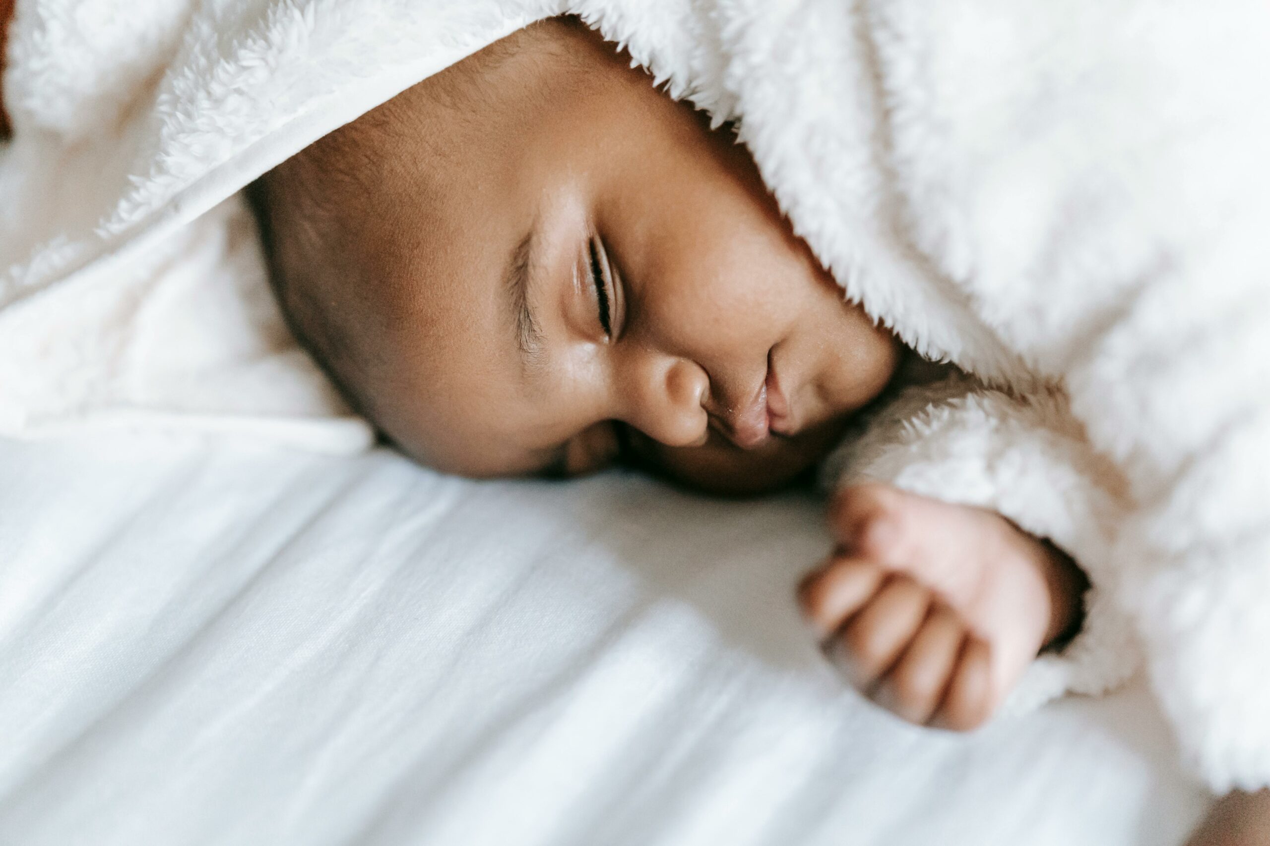 Un enfant qui dort seul