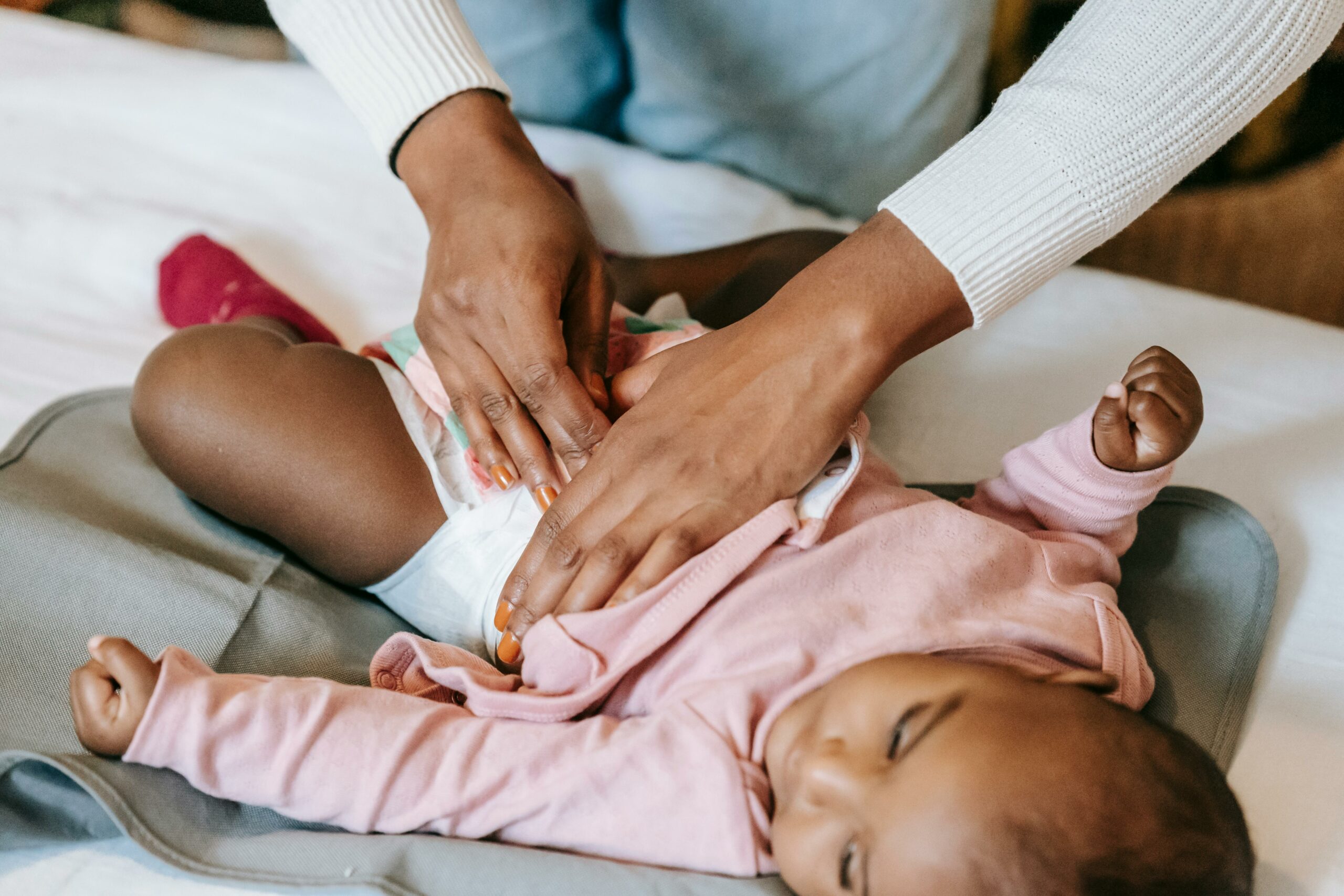Changement de couche d'enfant